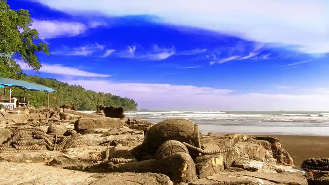 Wisata Pantai Air Manis Padang & Batu Malin Kundang