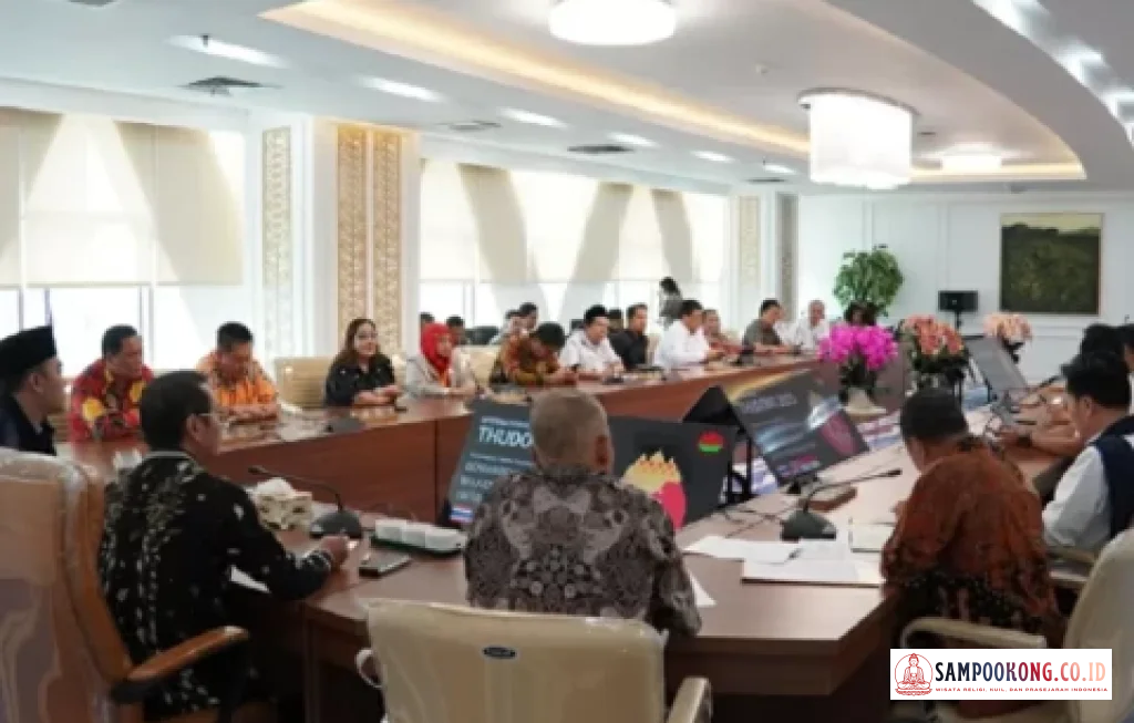 Bhikkhu Bangkok ke Candi Borobudur